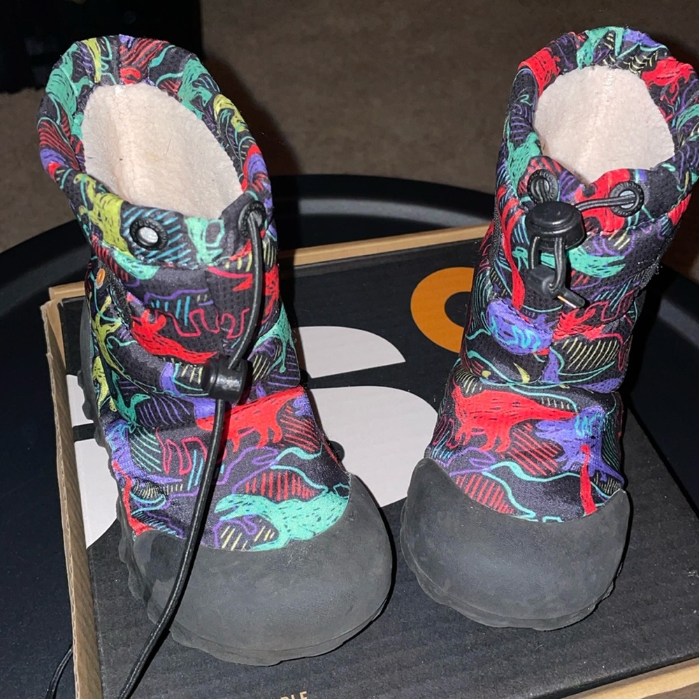 Baby/Toddler BOGS DINO BOOTS SIZE 9 in very good condition!